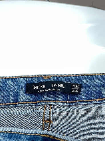 38 Beden çeşitli Renk Bershka Jean / Kot Şort %70 İndirimli.