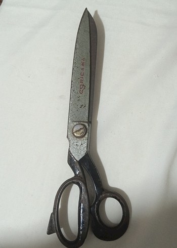 80 yıllık gri Dikiş Makası