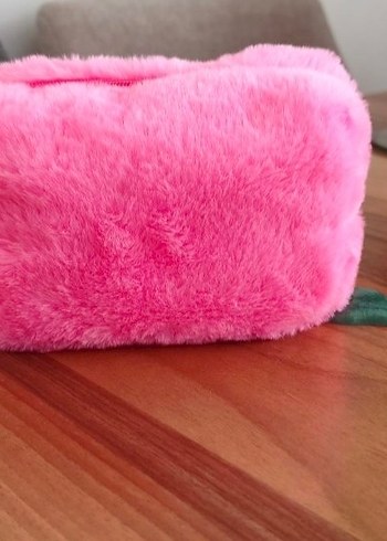 Diğer Canli Pembe Pelus Makyaj Cantasi