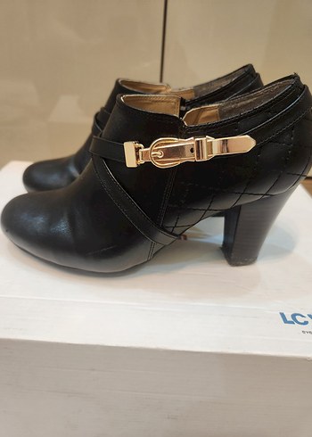 Pretty Ballerinas Siyah Deri Tokalı Topuklu Kadın Bot