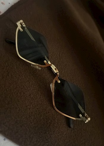 Gucci Altin Cerceveli Siyah Camli Modern Gunes Gozlugu