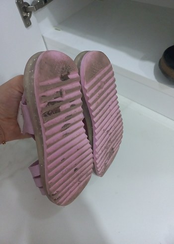 28 Beden Kız Çocuk Pembe Tokalı Sandalet