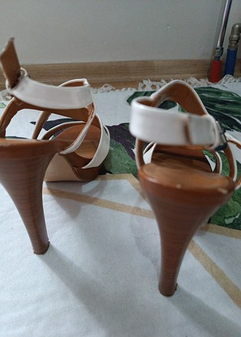 Beyaz Dolgu Topuklu Kadın Sandalet - Görsel 2