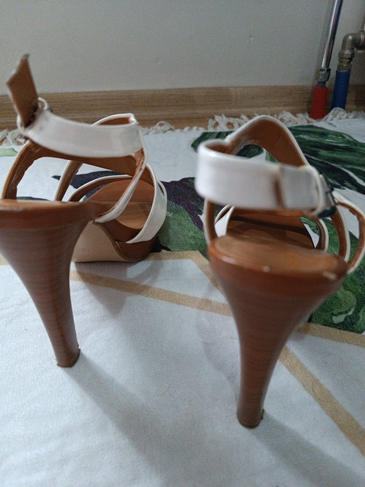 Beyaz Dolgu Topuklu Kadın Sandalet - Görsel 2