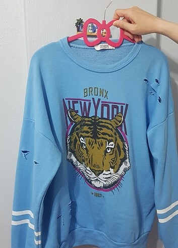 l Beden Mavi kaplan sweatshirt yırtık detaylı