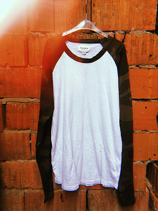 Pull and Bear Kolları kamuflaj desenli ince tişört