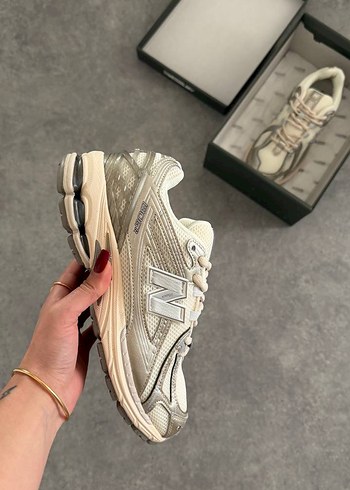 New Balance Ekru Retro Sneaker