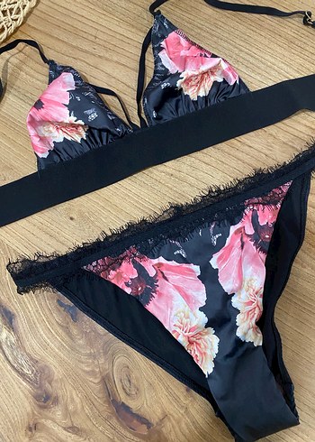 Dantel Detaylı Çiçek Desenli saten takım - Görsel 5