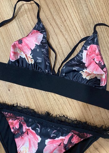 Dantel Detaylı Çiçek Desenli saten takım - Görsel 3