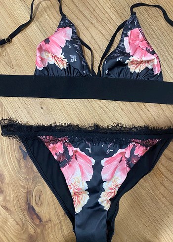 Dantel Detaylı Çiçek Desenli saten takım - Görsel 4