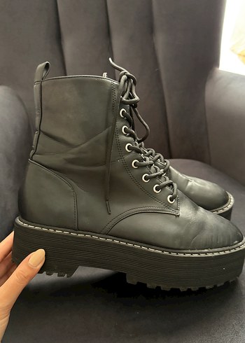 H&M Unisex Sehir Stiline Uygun Siyah Bagcikli Bot