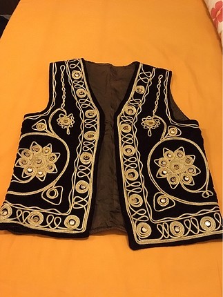 Kahverengi kadife üzerine sorma işli yelek