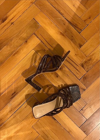 36 Beden H&M Kahverengi Yılan Desenli Topuklu Terlik