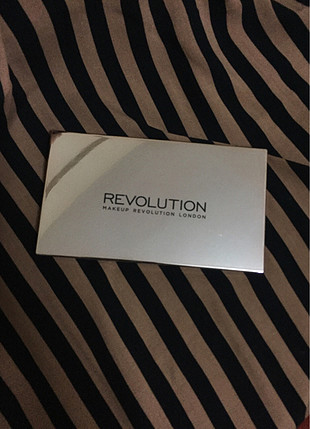 Revlon Revolution Far Paleti