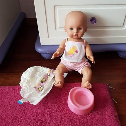 çiş yapan bebek