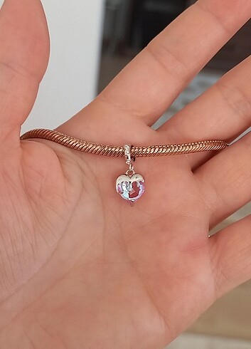 Beden Eriyen kalp charm