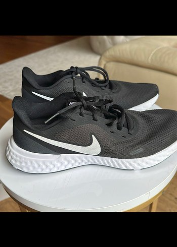 Nike Revolution 8