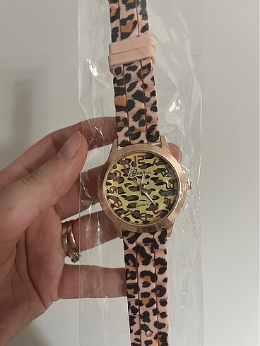 Diğer kadın pembe leopar desenli saat