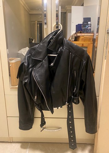 s Beden zara Kemer Detaylı Siyah Kısa Deri Biker Ceket