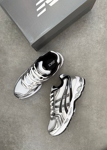 Asics ürünü