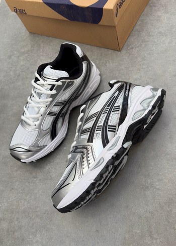 Asics ürünü
