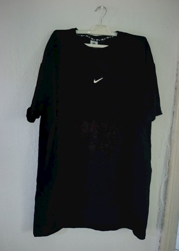 Nike Siyah Swooshlu Rahat Tisort