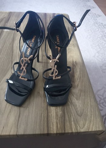 Siyah parlak topuklu abiye ayakkabı - Görsel 2