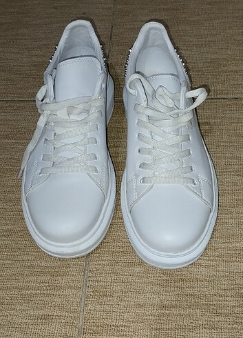 37 Beden beyaz Renk Derimod bayan sneaker ayakkabi