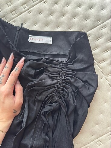 Beyoğlu Butik beyoğlu dekolteli yırtmaçlı saten etek