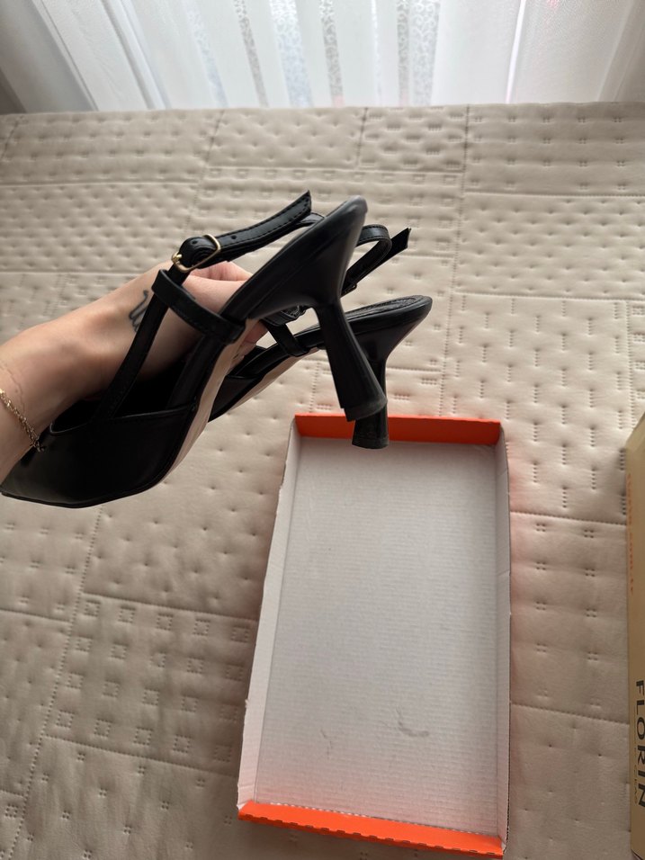 Siyah Parlak Tokalı Stiletto Topuklu Valentino Topuklu Ayakkabı - Görsel 3