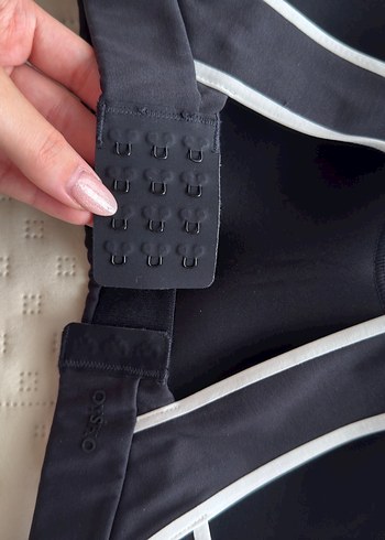 Oysho Siyah Beyaz Şeritli Sporcu Sütyeni - Görsel 4