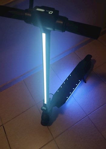 Çocuklar için çok renkli ışıklı scooter - Görsel 2