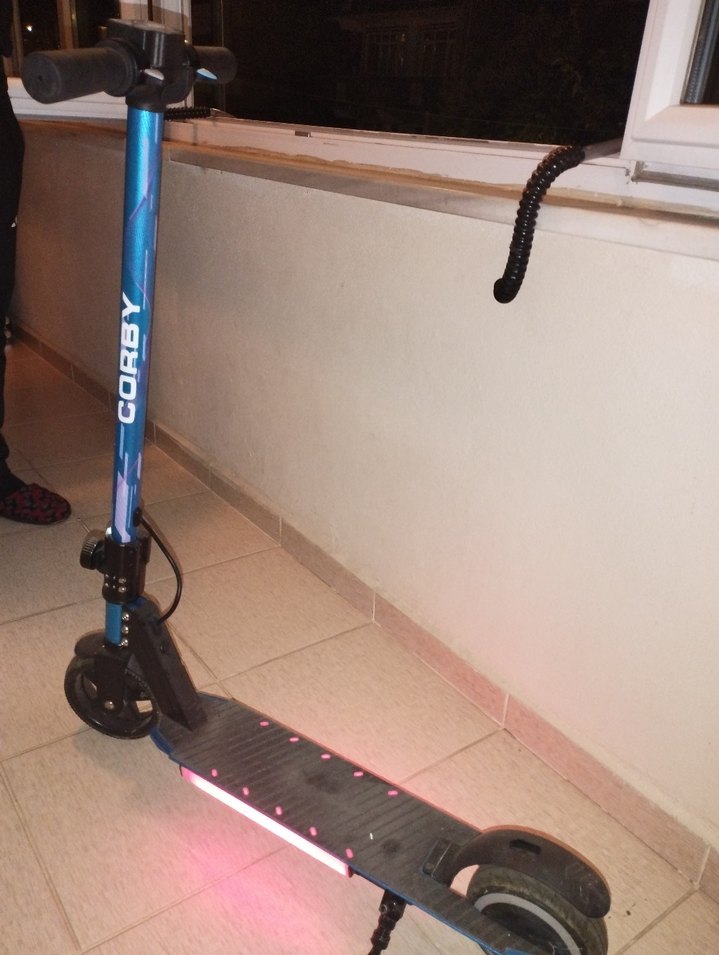 Çocuklar için çok renkli ışıklı scooter - Görsel 3