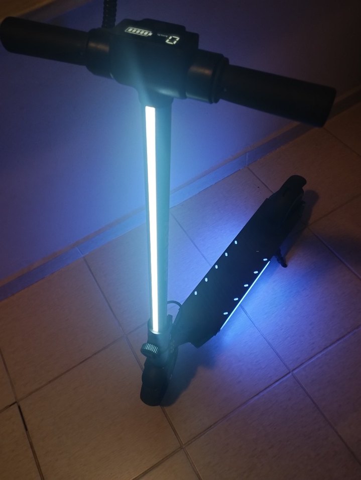 Çocuklar için çok renkli ışıklı scooter - Görsel 2