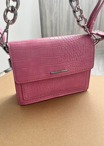 Bershka Pembe Zincir Detaylı Yılan Derisi Desenli Çanta - Görsel 3