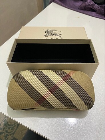 burberry gözlük kılıfı
