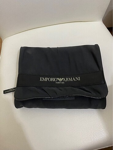 emporio armani makyaj cantası