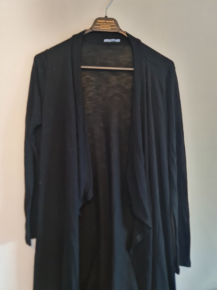 Uzun Siyah Dökümlü Kadın Hırka - Görsel 2