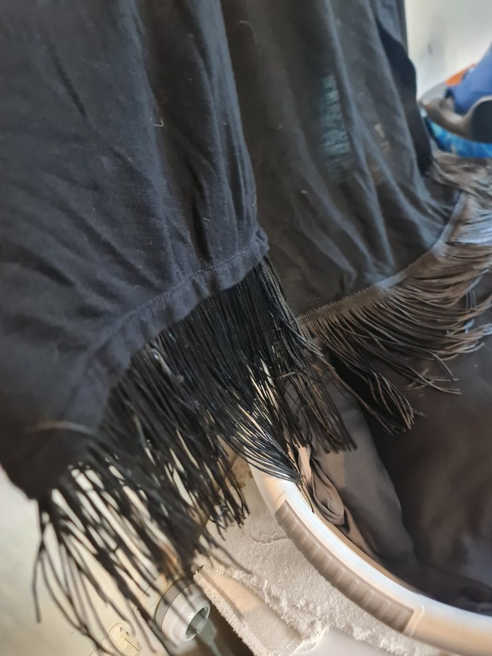 Uzun Siyah Dökümlü Kadın Hırka - Görsel 3