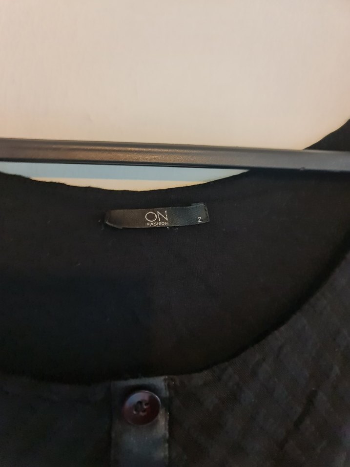 Siyah V Yakalı Düğmeli Kolsuz Bluz - Görsel 4