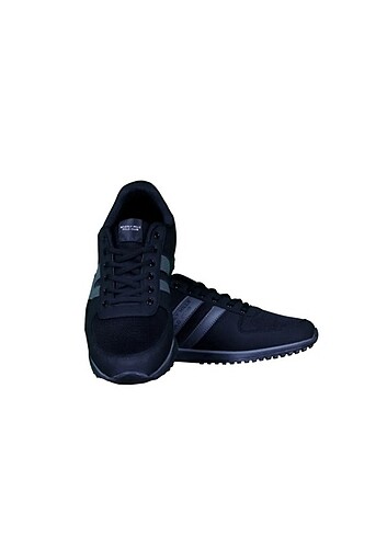 Siyah spor ayakkabı