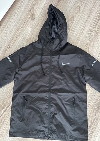 Nike Siyah Kapusonlu Hafif Ruzgarlik