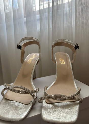 Kemerli Gümüş Stiletto Kadın Abiye Ayakkabı
