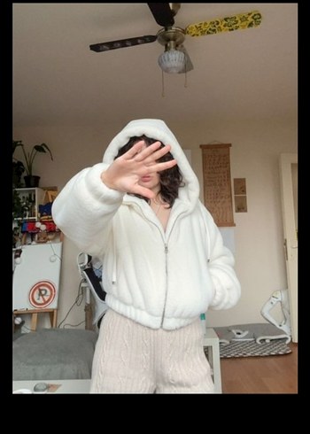 Kürklü Kapüşonlu Beyaz Mini Ceket - Görsel 4