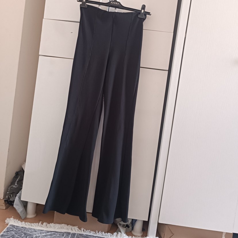 Siyah Piliseli Kadın İspanyol Paça Pantolon - Görsel 4