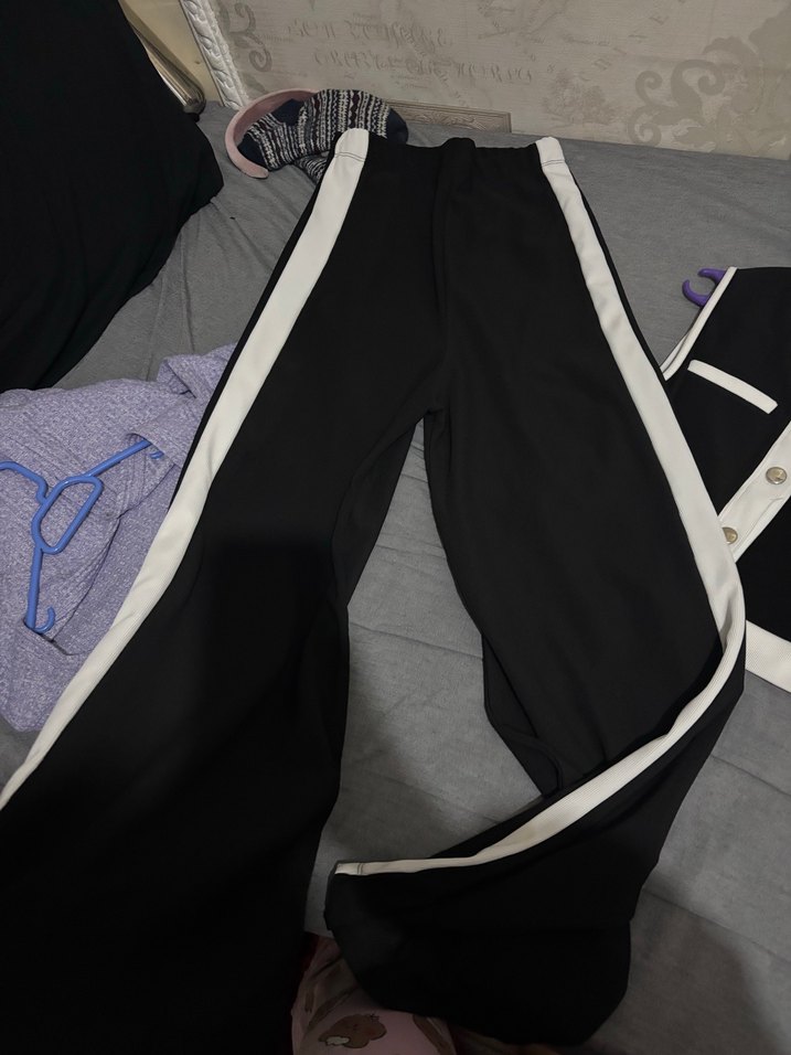 Siyah Beyaz Düğmeli Kolsuz Kadın Takım - Görsel 3