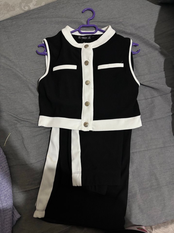 Siyah Beyaz Düğmeli Kolsuz Kadın Takım - Görsel 2