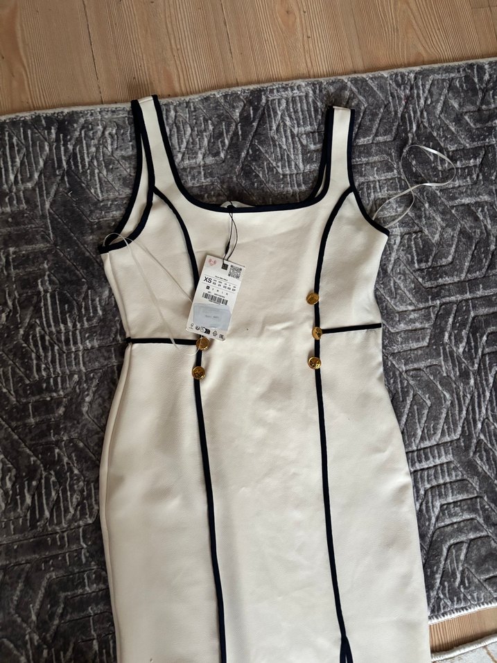 Düğmeli Beyaz Uzun Askılı Elbise - Görsel 2