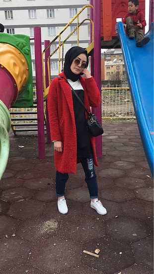 Kırmızı kaban 1. 64 boyum var duruşu bu hanımlar