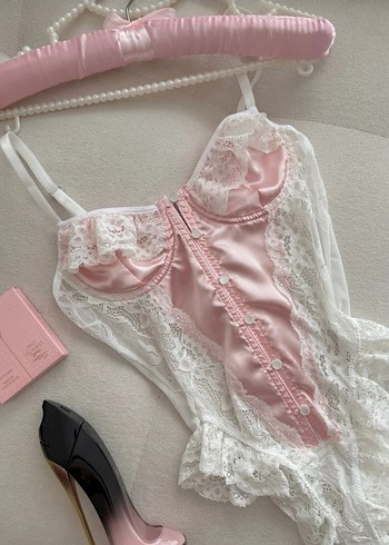 Sheinside Pembe Saten Dantel Detayli İnce Askili Bodysuit
